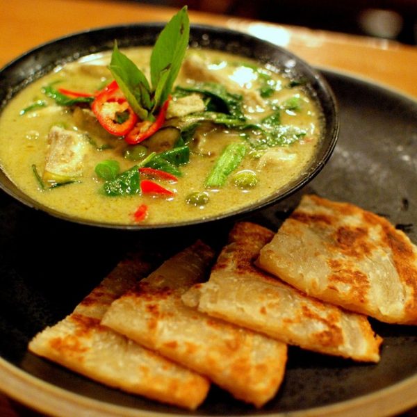 Huhn Grüncurry mit Kokosmilch und Gemüse