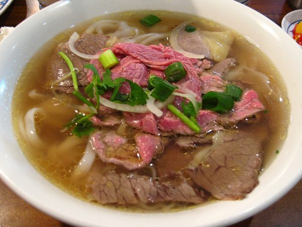 Hanoi-Nudelsuppe mit Huhn