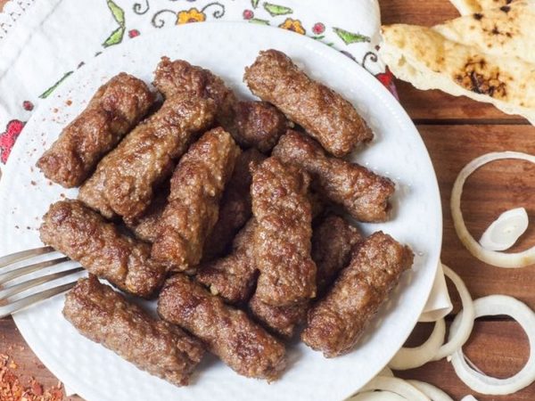 Bratwurst mit Pommes (Mayo oder Ketchup)