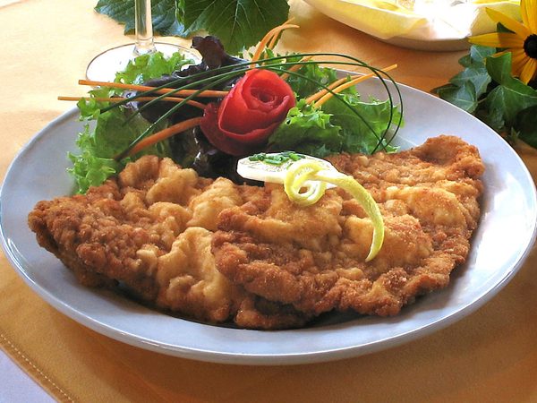 Wiener Schnitzel mit Zitrone und Pommes