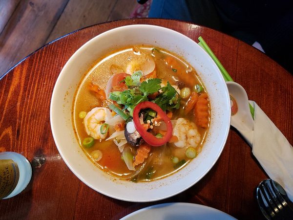 Tom Yam Gai — Huhn mit Zitronengras und Pilzen